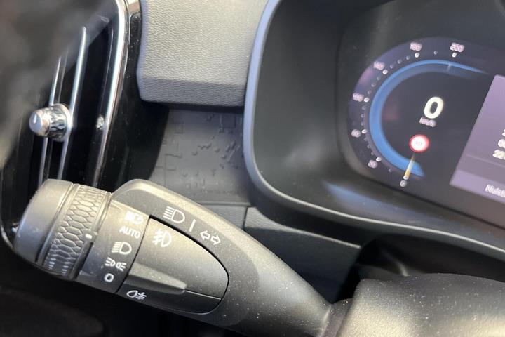 Grå Volvo XC40 fra 2023