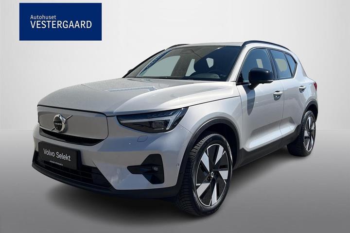 Sølv Volvo XC40 fra 2024 set udefra