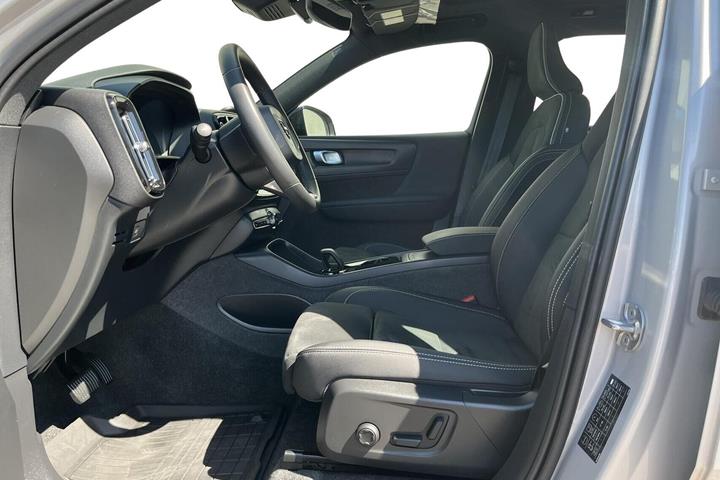 Sølv Volvo XC40 fra 2024