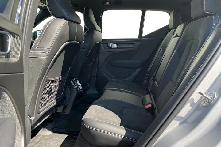 Sølv Volvo XC40 fra 2024