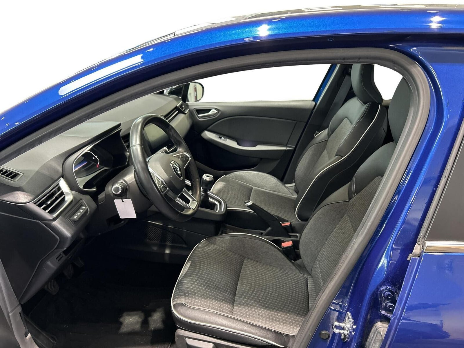 Blå Renault Clio V fra 2020