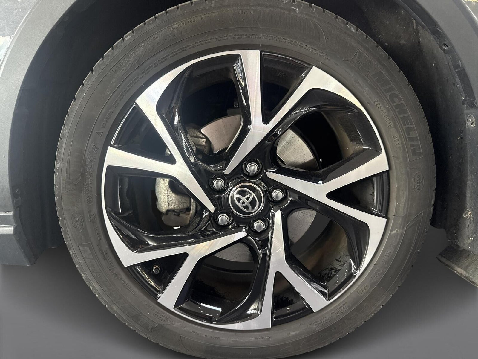 Grå Toyota C-HR fra 2021