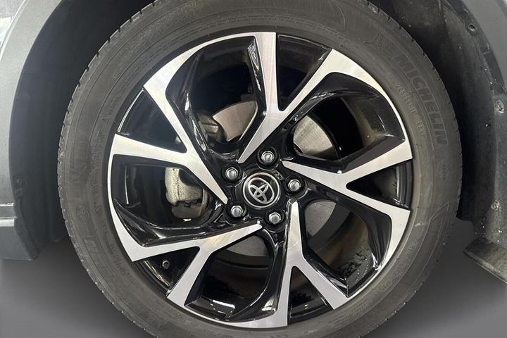 Grå Toyota C-HR fra 2021