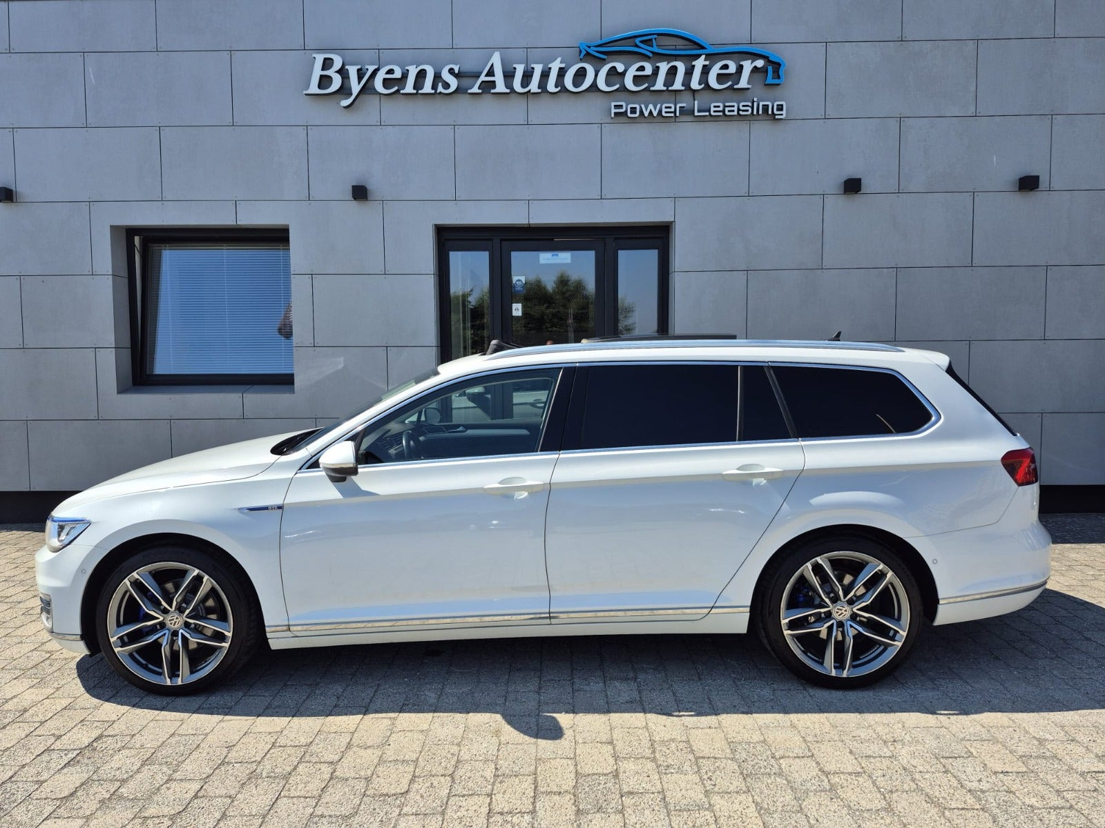 Hvid VW Passat fra 2016