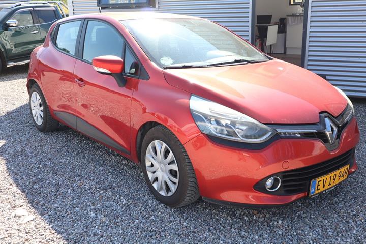 Rød Renault Clio IV fra 2015 set udefra