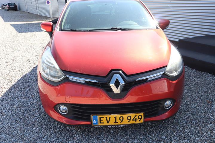 Rød Renault Clio IV fra 2015