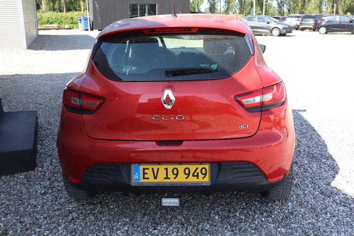 Rød Renault Clio IV fra 2015