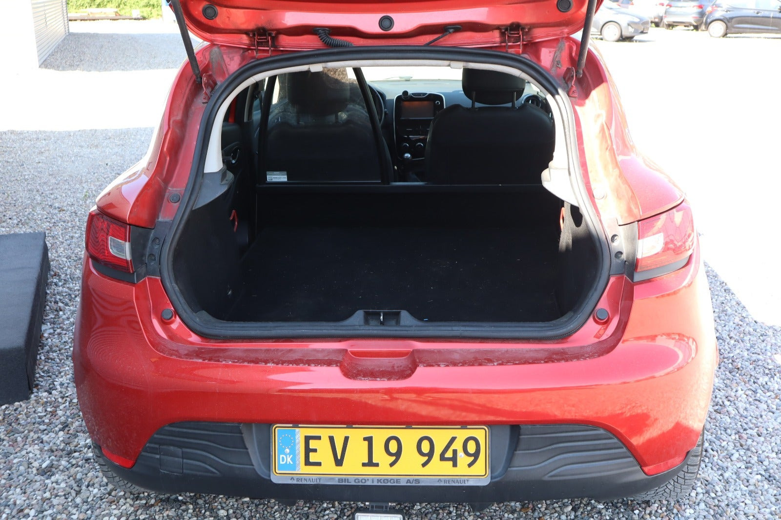 Rød Renault Clio IV fra 2015