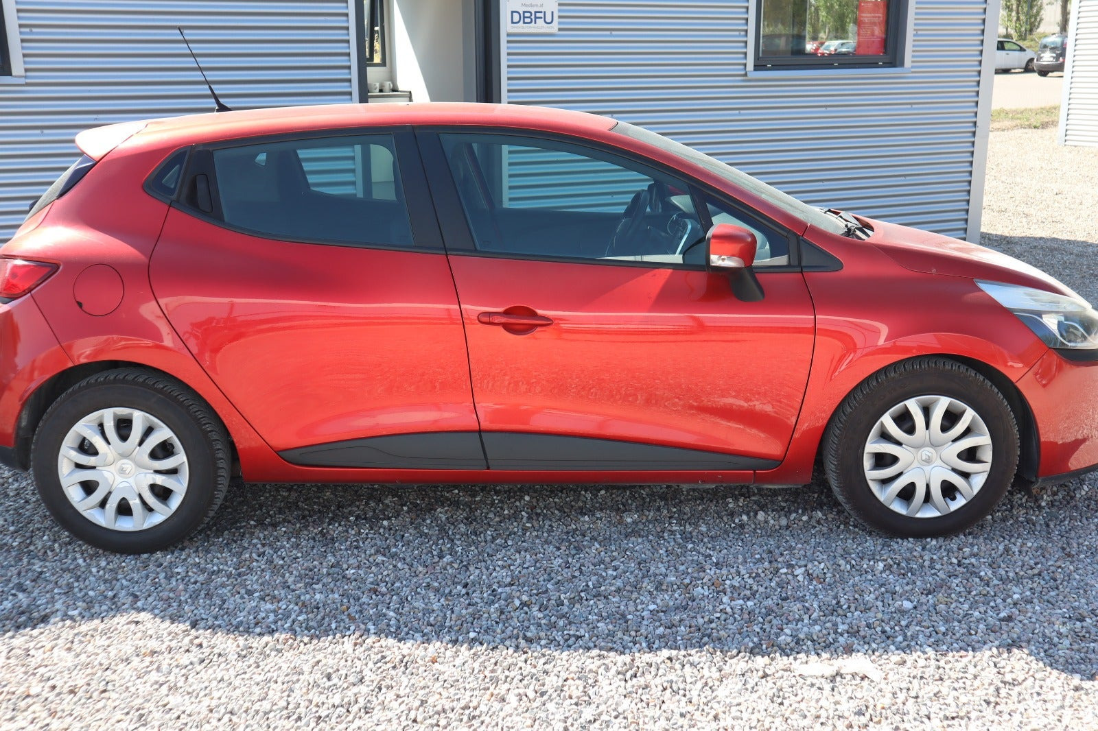Rød Renault Clio IV fra 2015