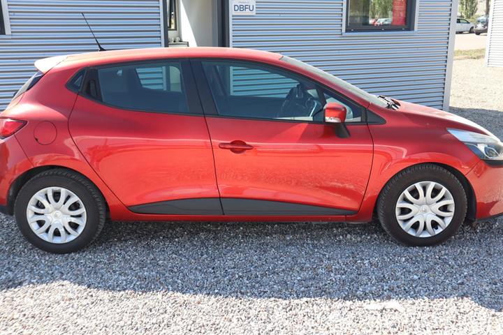 Rød Renault Clio IV fra 2015