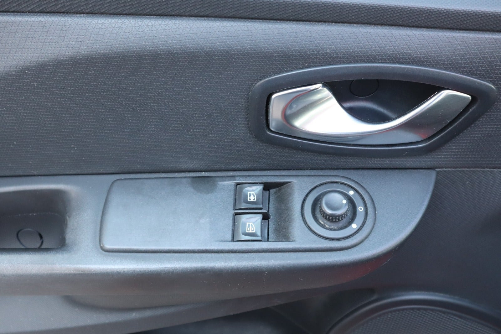 Rød Renault Clio IV fra 2015