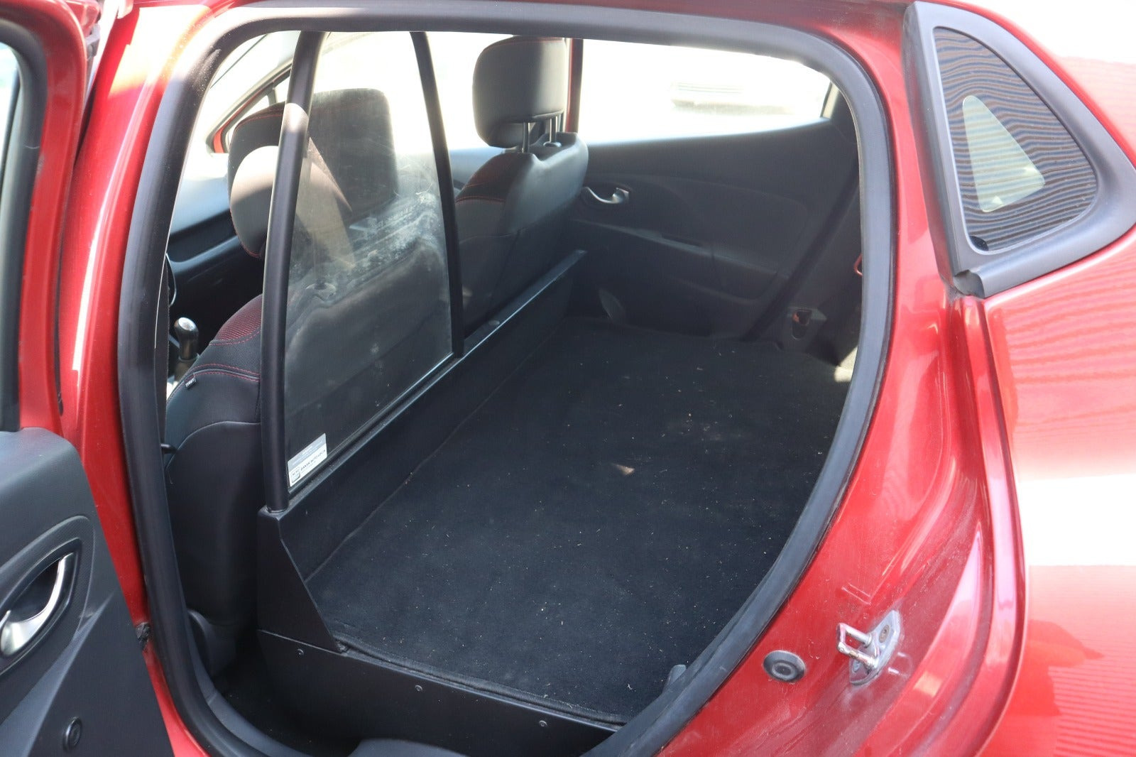 Rød Renault Clio IV fra 2015