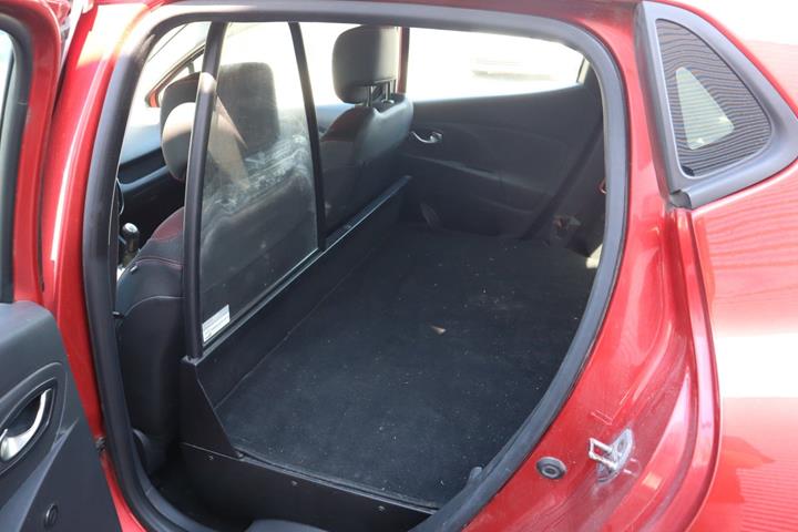 Rød Renault Clio IV fra 2015