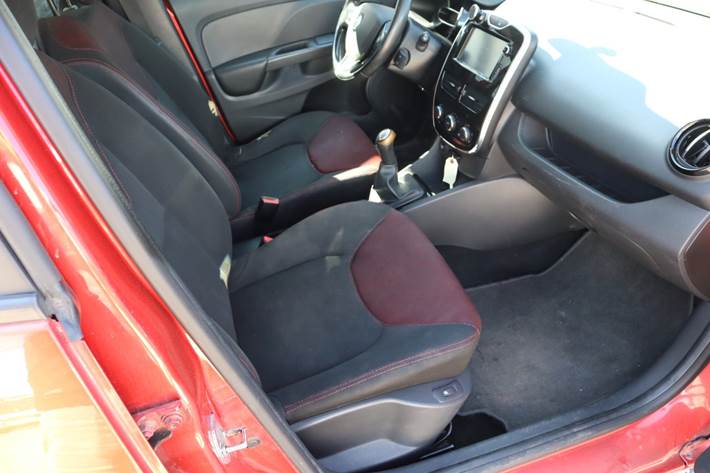 Rød Renault Clio IV fra 2015