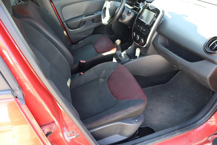 Rød Renault Clio IV fra 2015