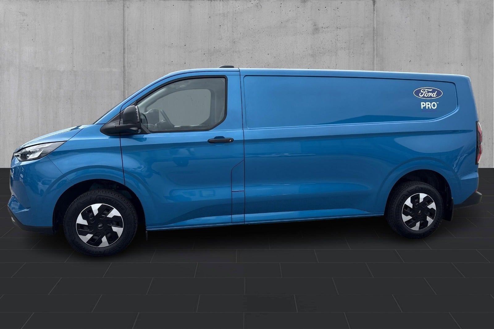 Blå Ford E-Transit Custom 320 L2 fra 2024