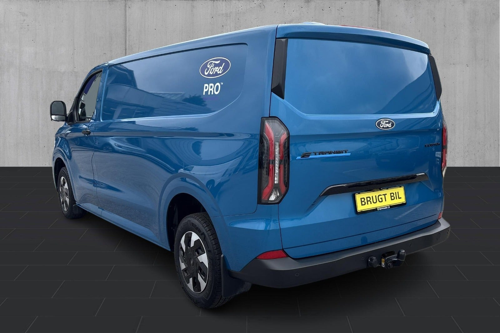 Blå Ford E-Transit Custom 320 L2 fra 2024