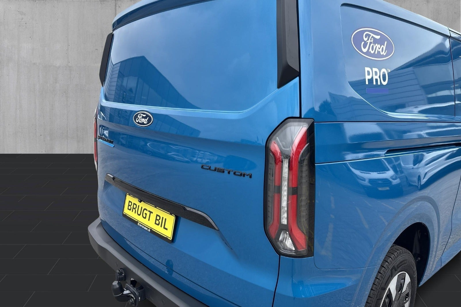 Blå Ford E-Transit Custom 320 L2 fra 2024