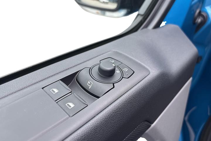Blå Ford E-Transit Custom 320 L2 fra 2024