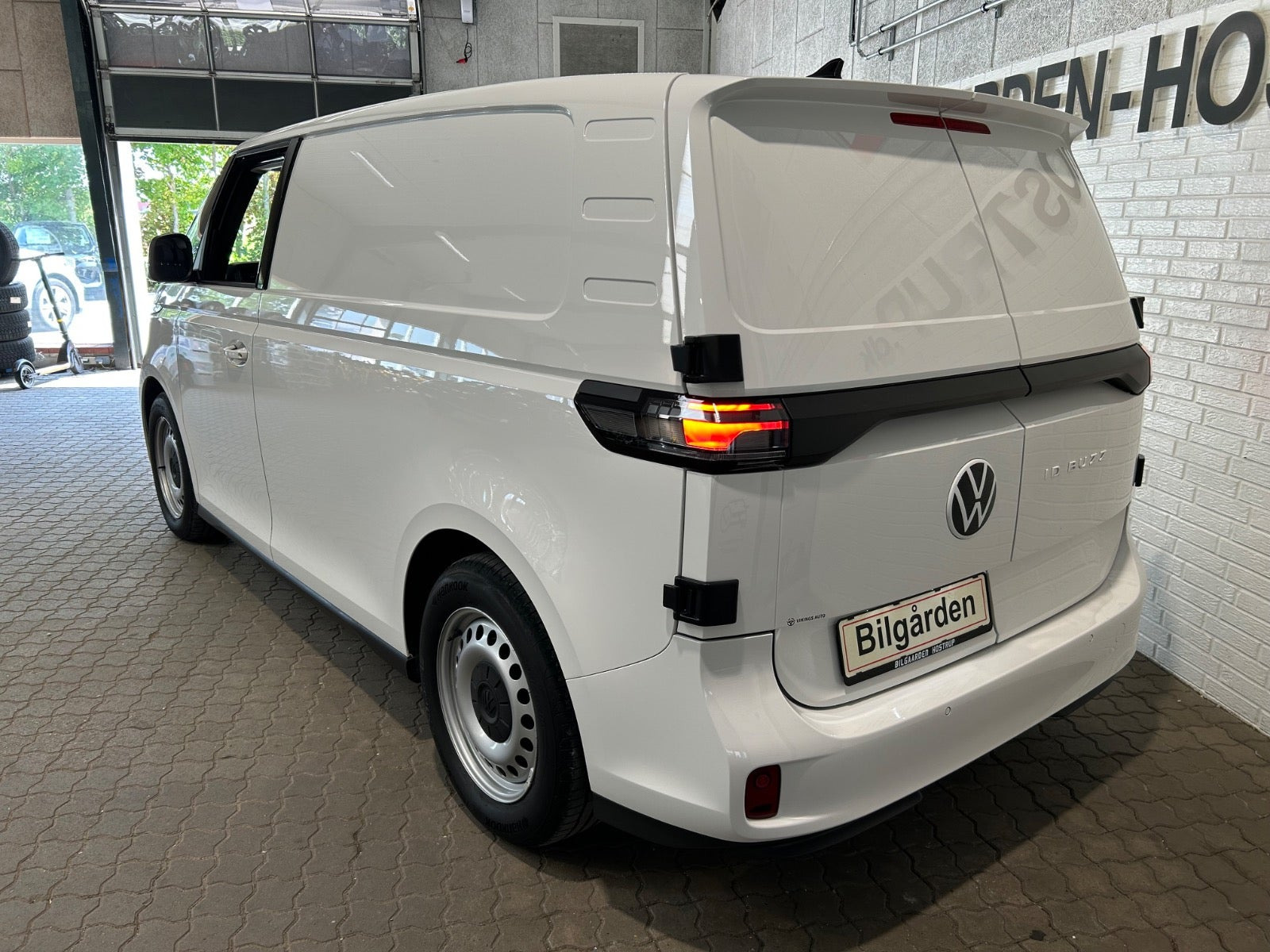 Hvid VW ID.Buzz fra 2024