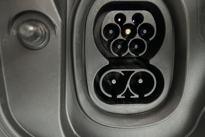 Hvid VW ID.Buzz fra 2024