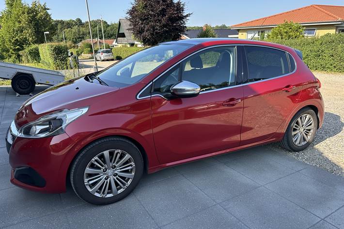 Rød Peugeot 208 fra 2016