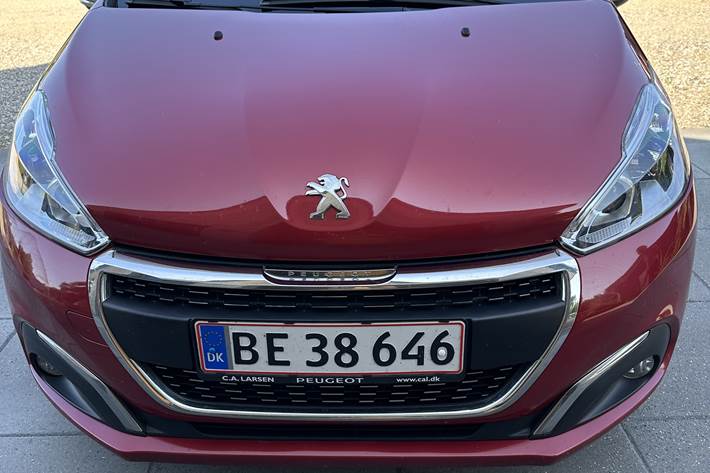 Rød Peugeot 208 fra 2016