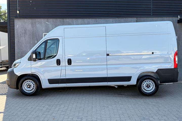 Grå Fiat Ducato fra 2026