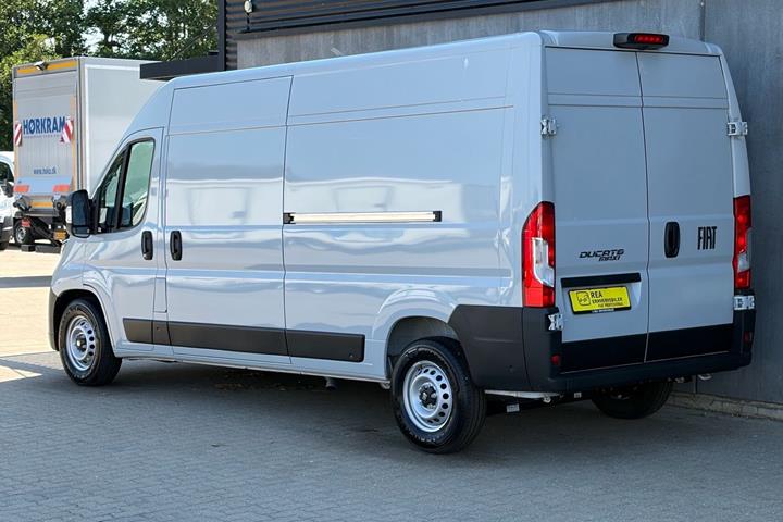 Grå Fiat Ducato fra 2026
