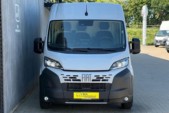 Grå Fiat Ducato fra 2026