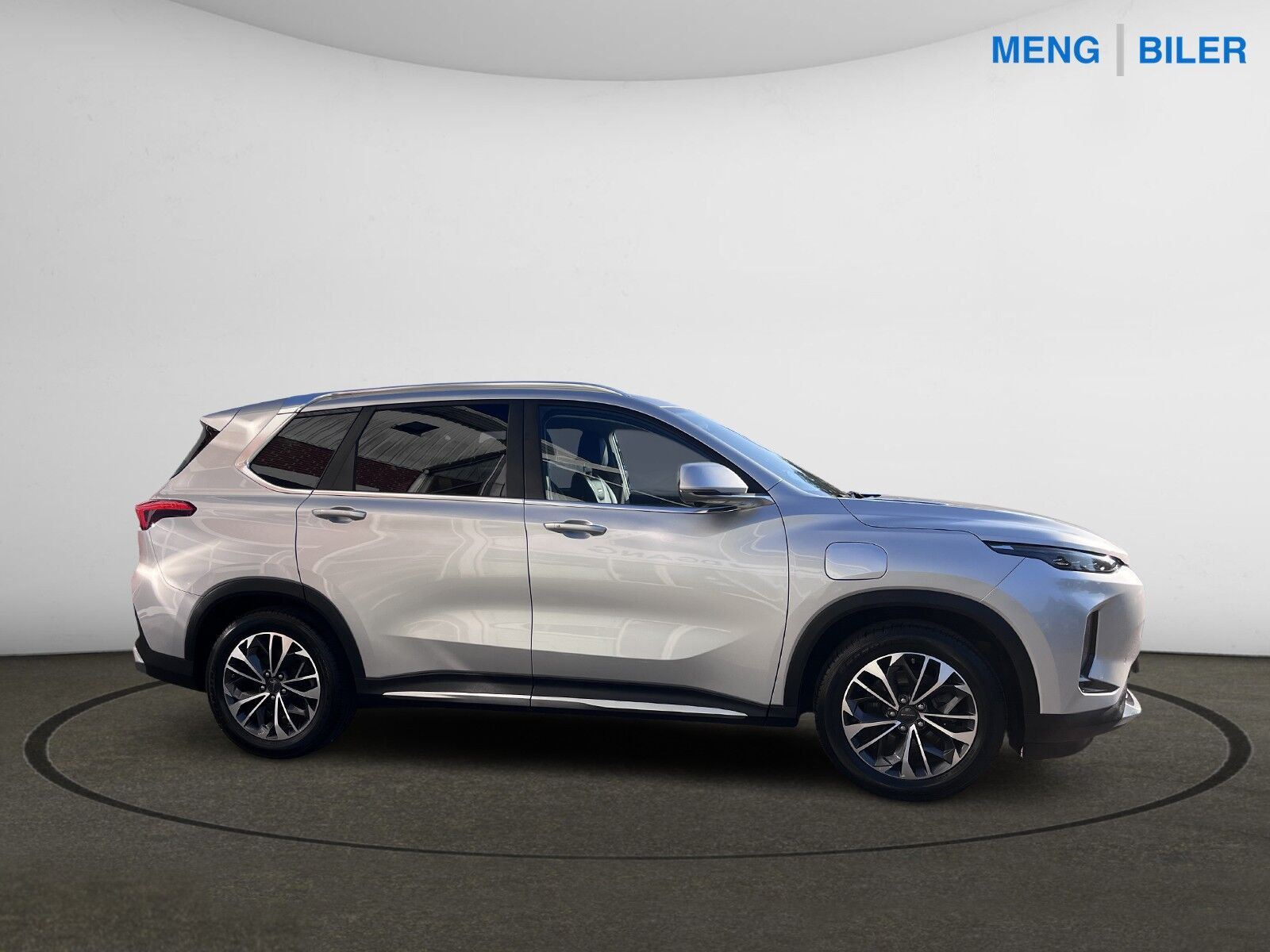 Sølv Maxus Euniq 6 fra 2024 set udefra
