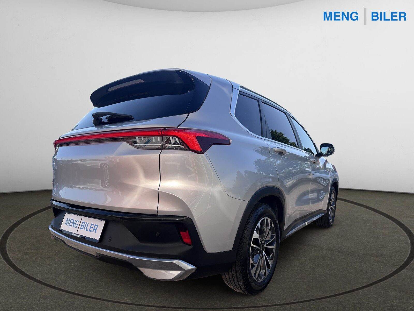 Sølv Maxus Euniq 6 fra 2024 set udefra