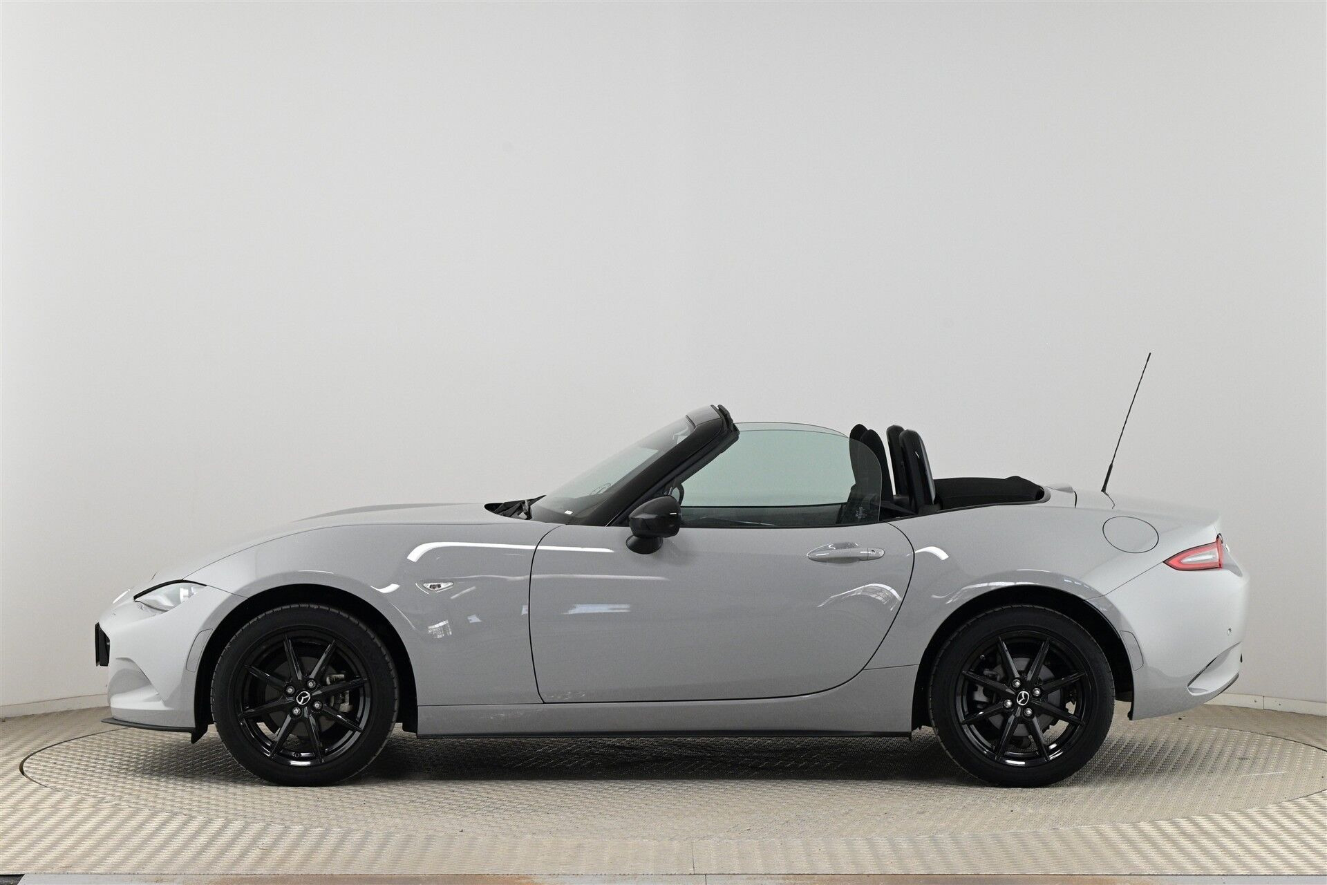 Grå Mazda MX-5 fra 2024