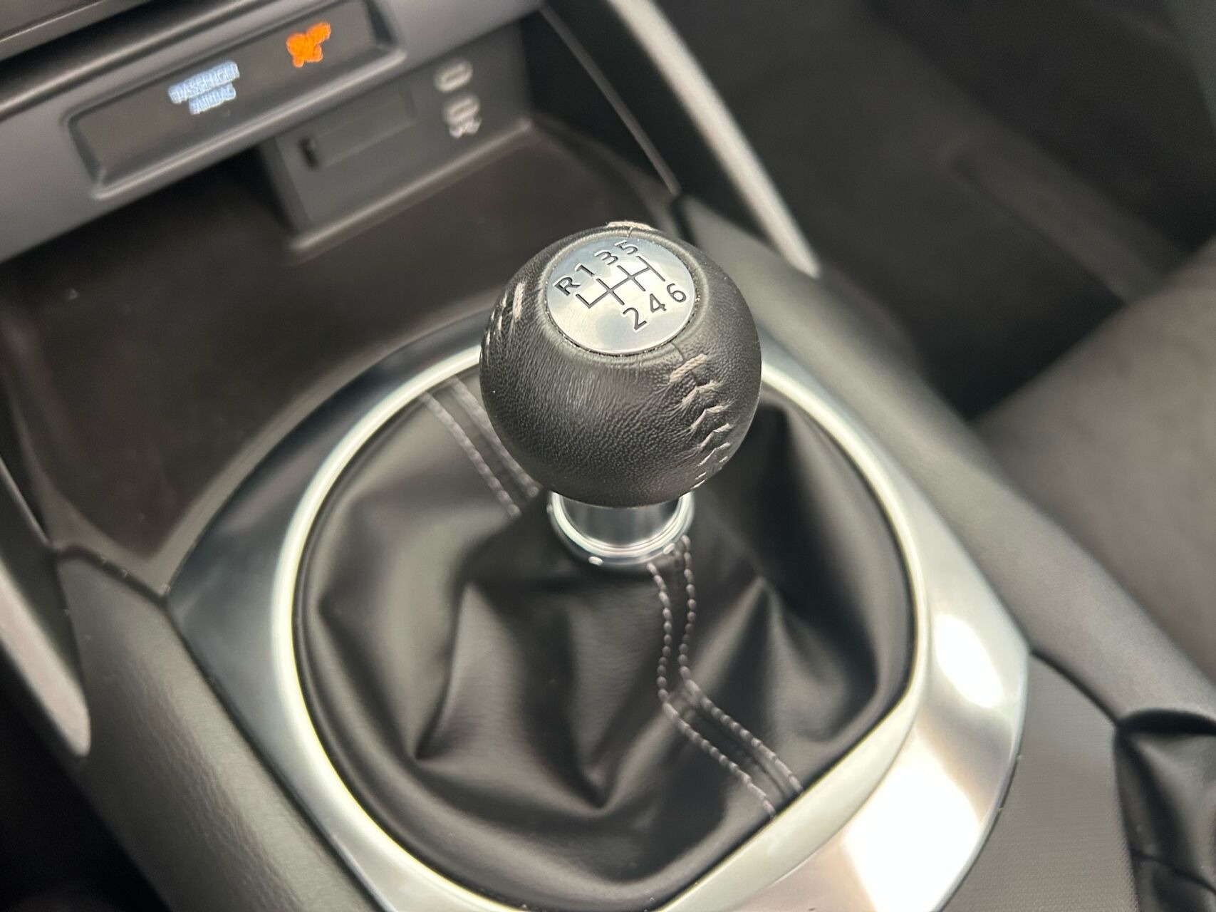 Grå Mazda MX-5 fra 2024