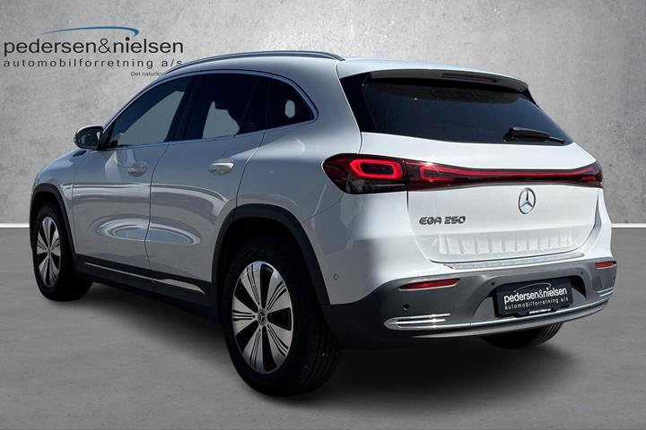 Hvid Mercedes EQA 250 fra 2022