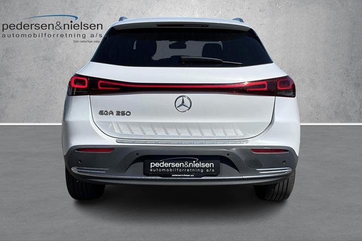 Hvid Mercedes EQA 250 fra 2022
