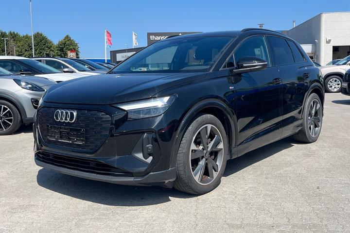 Sort Audi Q4 fra 2024 set udefra