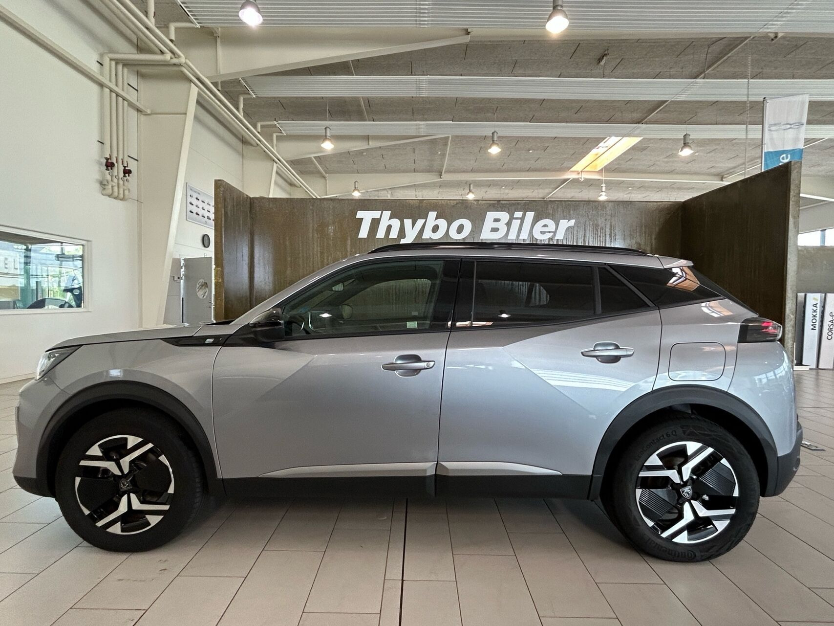 Grå Peugeot e-2008 fra 2025