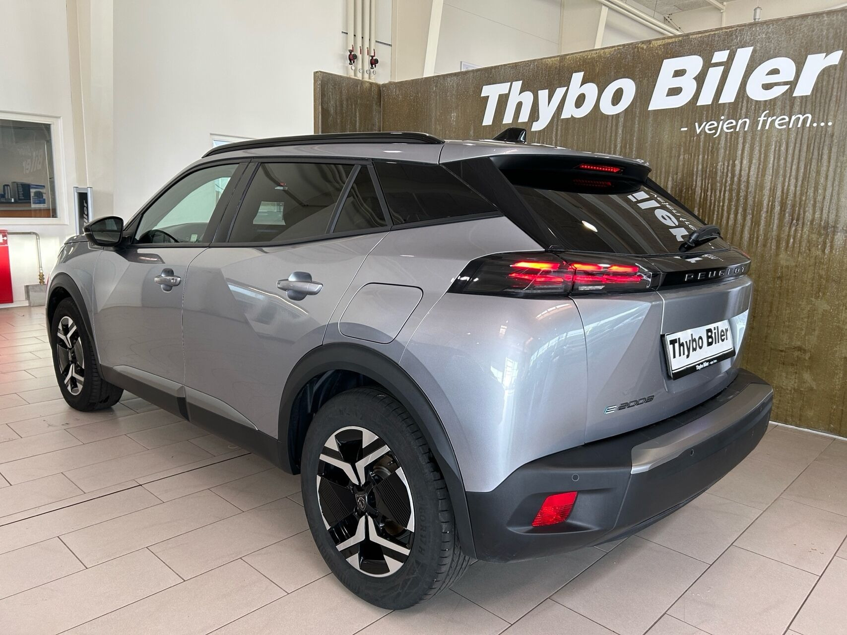 Grå Peugeot e-2008 fra 2025