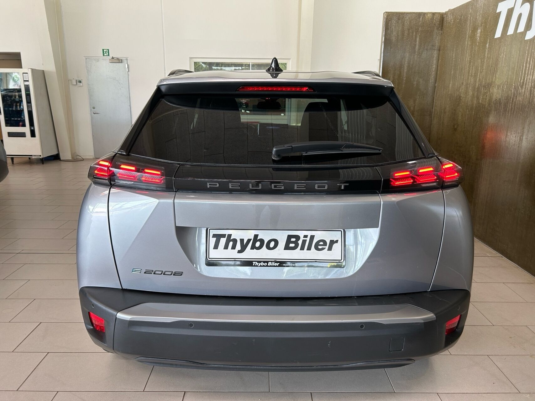Grå Peugeot e-2008 fra 2025