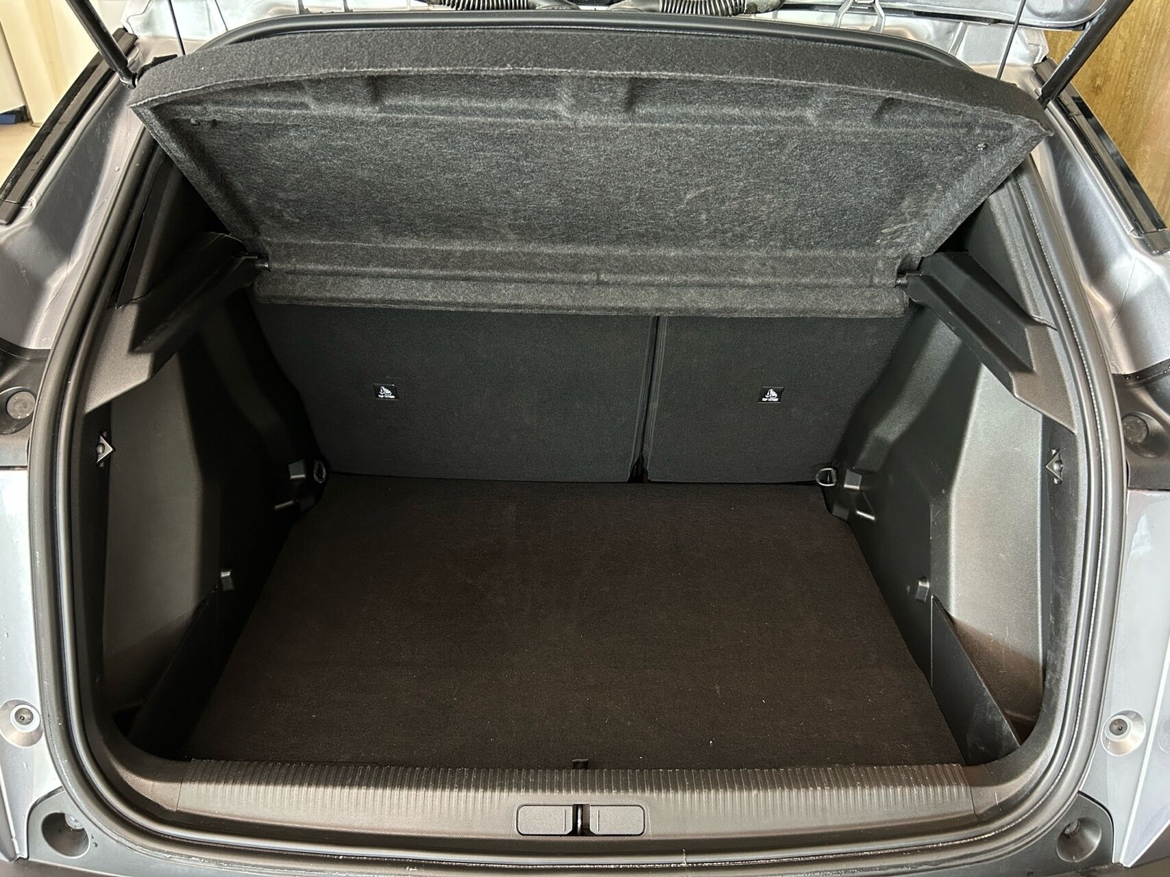 Grå Peugeot e-2008 fra 2025