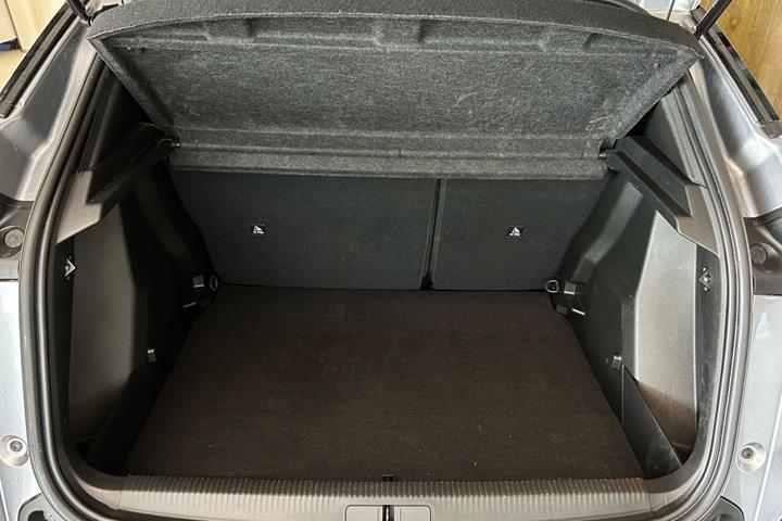 Grå Peugeot e-2008 fra 2025