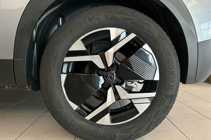 Grå Peugeot e-2008 fra 2025