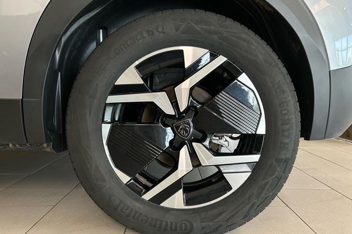 Grå Peugeot e-2008 fra 2025