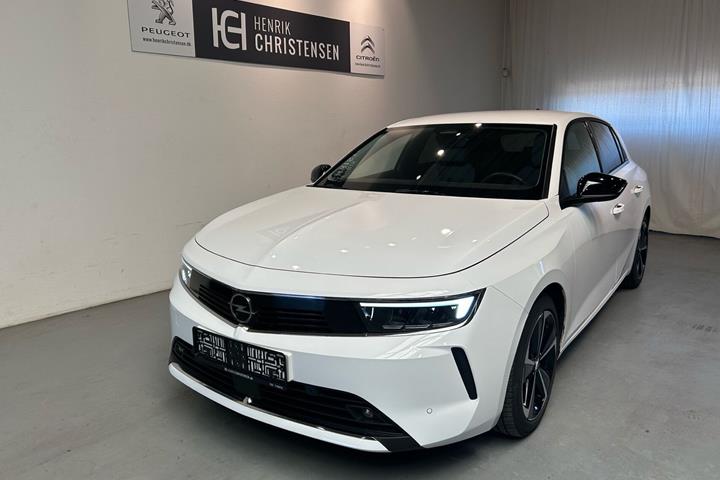 Hvid Opel Astra fra 2024 set udefra