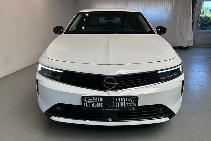 Hvid Opel Astra fra 2024