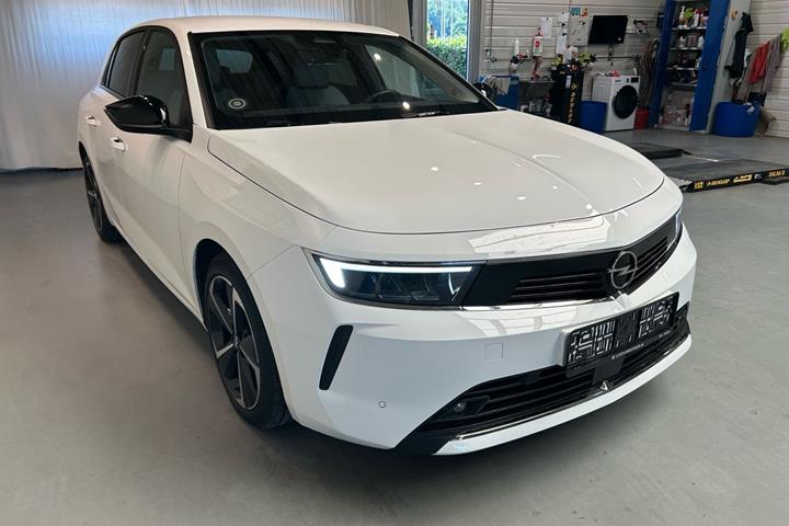Hvid Opel Astra fra 2024