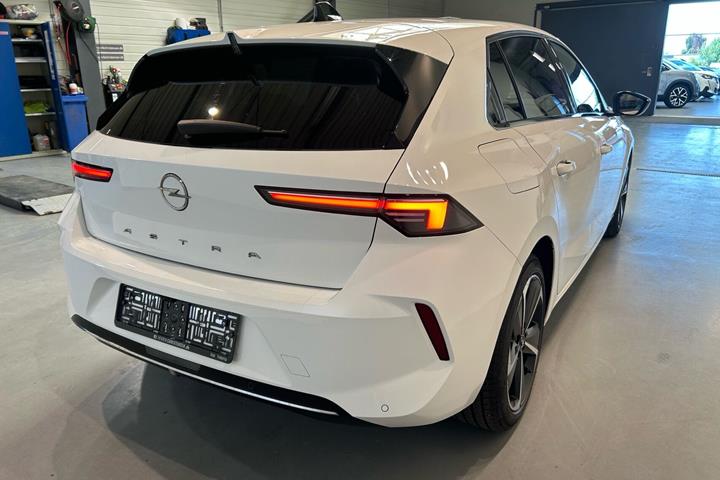 Hvid Opel Astra fra 2024