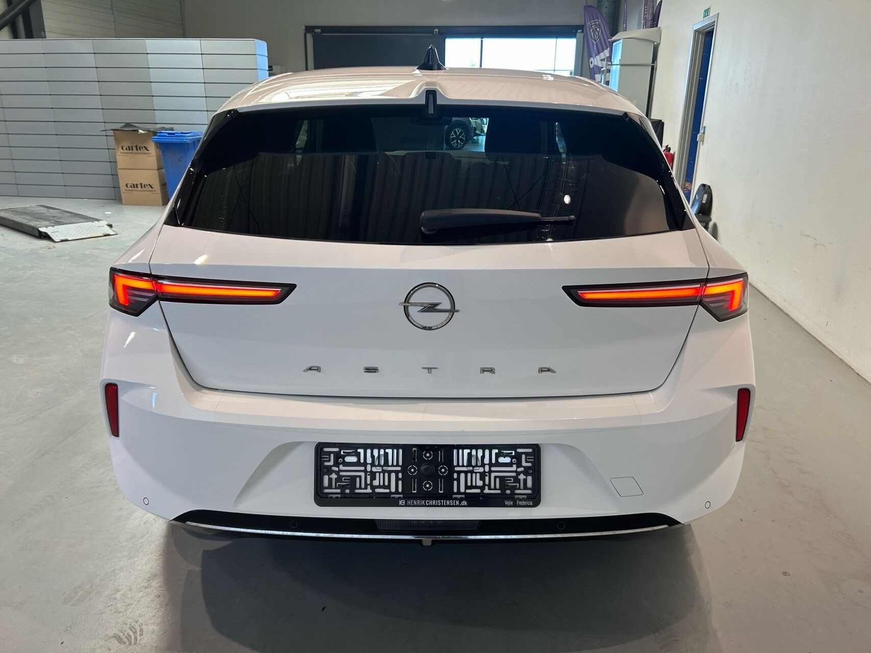 Hvid Opel Astra fra 2024