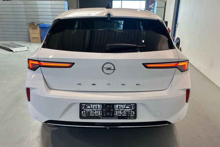 Hvid Opel Astra fra 2024